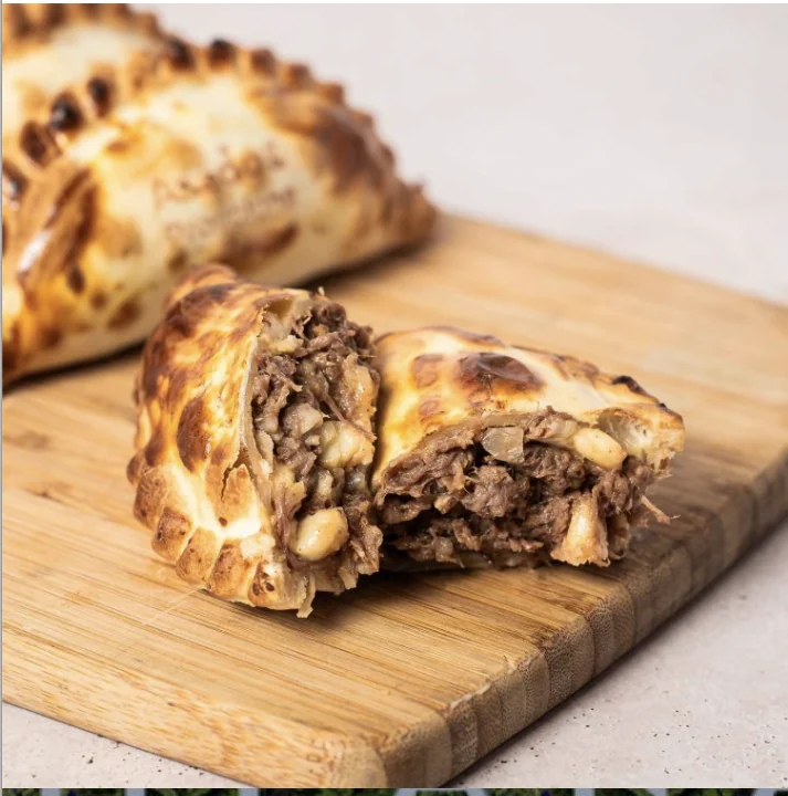 Empanada Pampanadas abierta mostrando su relleno